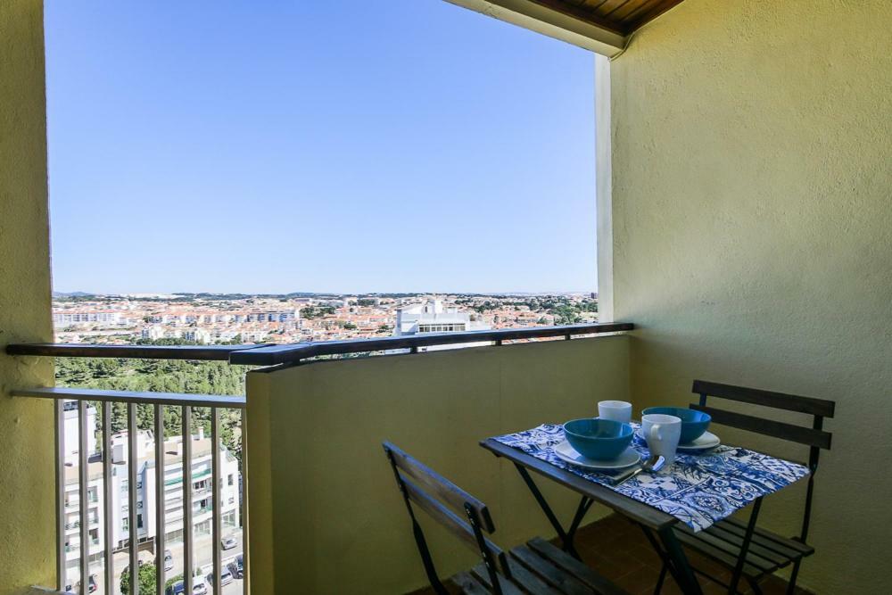 Cozy Studio With Balcony And Beautiful View Lägenhet Cascais Exteriör bild