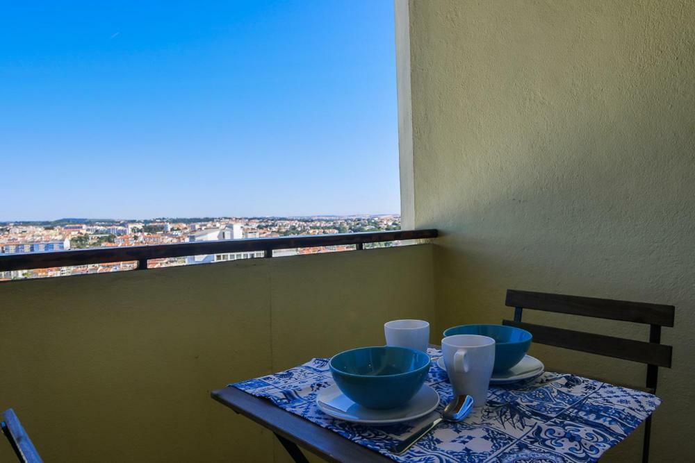 Cozy Studio With Balcony And Beautiful View Lägenhet Cascais Exteriör bild